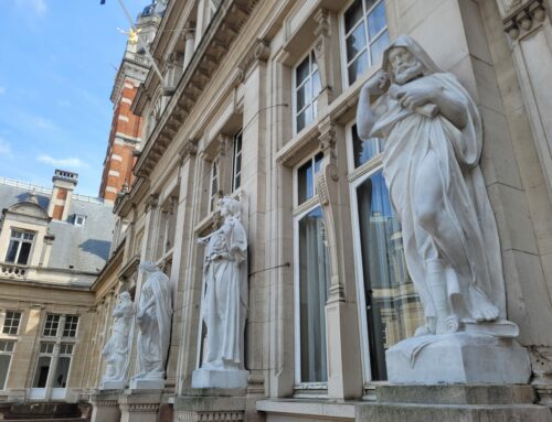 Restauration des statues en marbre de l’Hôtel de Ville de Saint-Gilles en Belgique